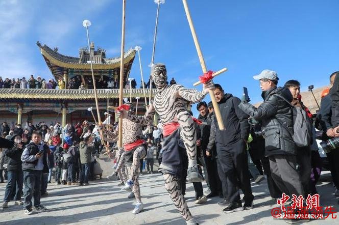 青海古村“於菟”跃古堡 祈福新年平安