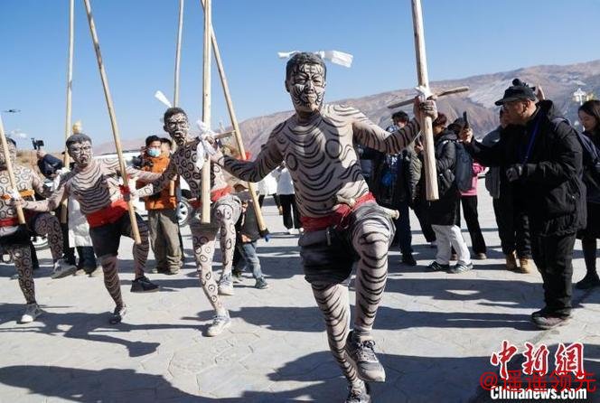 青海古村“於菟”跃古堡 祈福新年平安